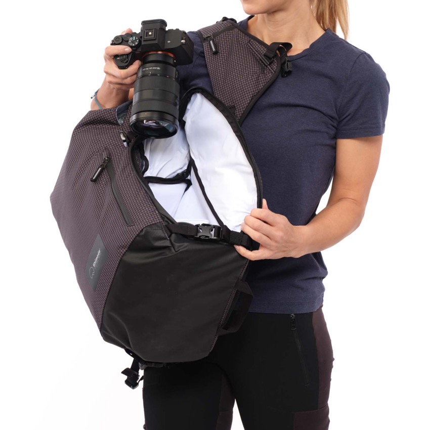 Быстрый доступ к фотокамере с объективом в фоторюкзаке Shimoda Sidecountry 28 Women's Black/White